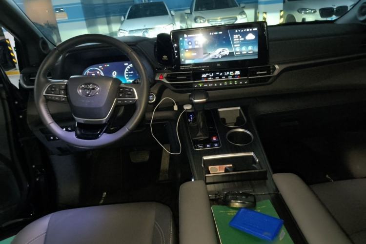 Used Toyota SIENNA 2024 2.5L Hybrid Platinum Edition Interior 2
