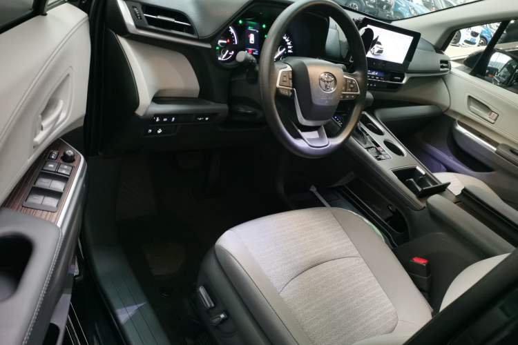Used Toyota SIENNA 2024 2.5L Hybrid Comfort Edition Interior 3