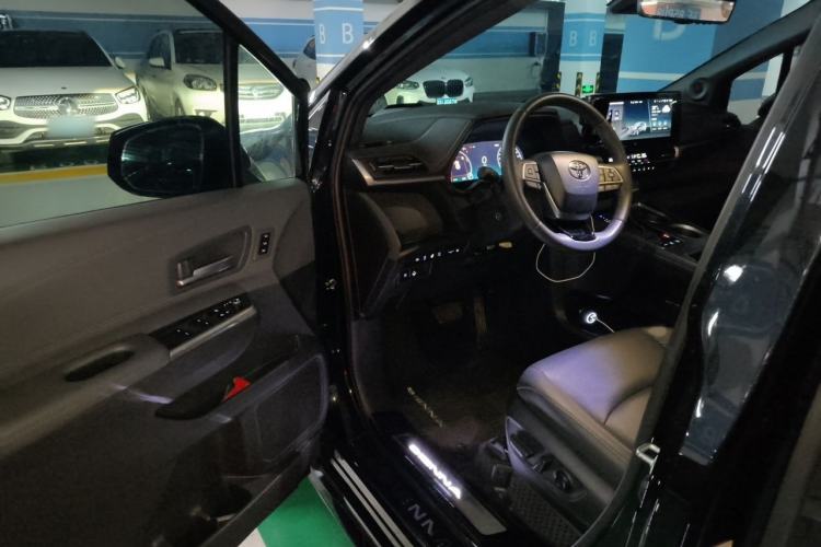 Used Toyota SIENNA 2024 2.5L Hybrid Platinum Edition Interior 3