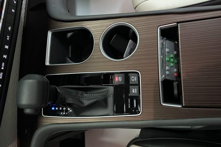 Used Toyota SIENNA 2024 2.5L Hybrid Comfort Edition Interior 3