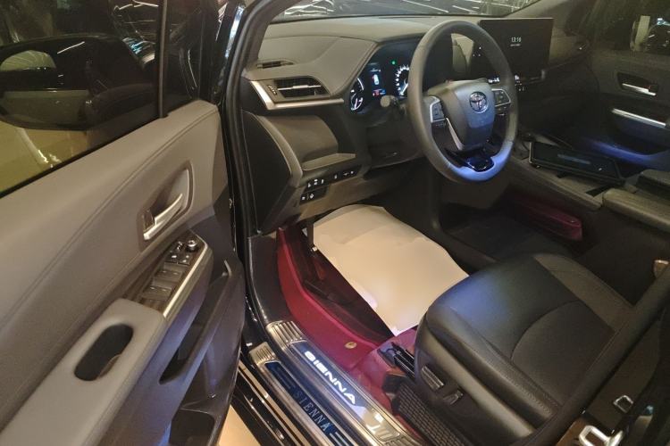 Used Toyota SIENNA 2024 2.5L Hybrid Four-Wheel Drive Prestige Edition Interior 3