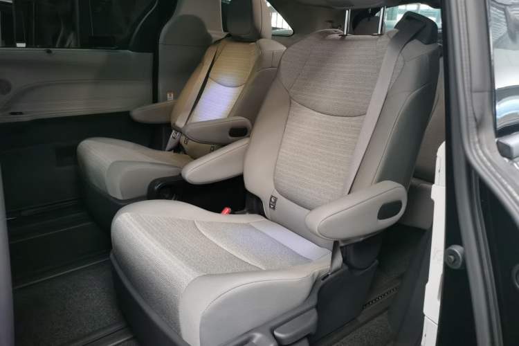 Used Toyota SIENNA 2024 2.5L Hybrid Comfort Edition Interior 4
