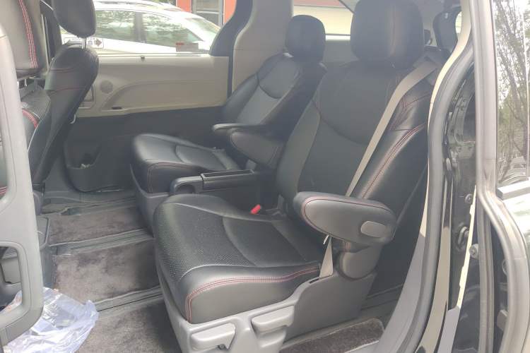 Used Toyota SIENNA 2024 2.5L Hybrid Comfort Edition Interior 4
