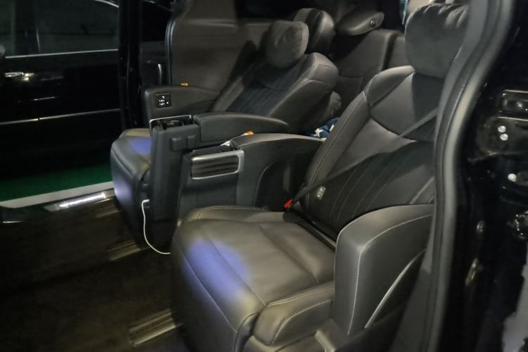 Used Toyota SIENNA 2024 2.5L Hybrid Platinum Edition Interior 4