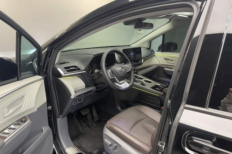 Used Toyota SIENNA 2024 2.5L Hybrid Comfort Edition Interior 4