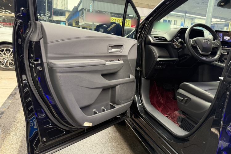 Used Toyota SIENNA 2024 2.5L Hybrid Luxury Edition Interior 5