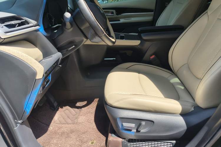Used Toyota SIENNA 2024 2.5L Hybrid Four-Wheel Drive Prestige Edition Interior 6