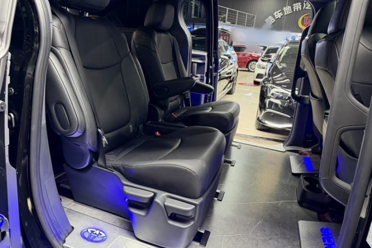Used Toyota SIENNA 2024 2.5L Hybrid Luxury Edition Interior 6