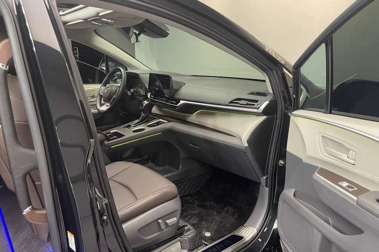 Used Toyota SIENNA 2024 2.5L Hybrid Comfort Edition Interior 7
