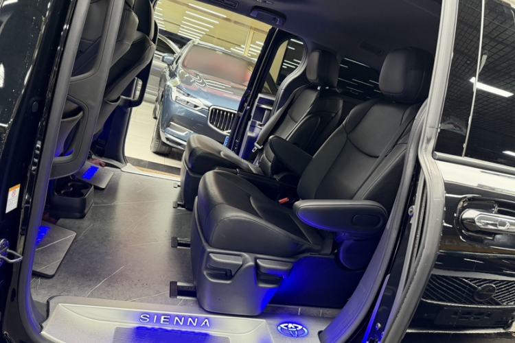 Used Toyota SIENNA 2024 2.5L Hybrid Luxury Edition Interior 7