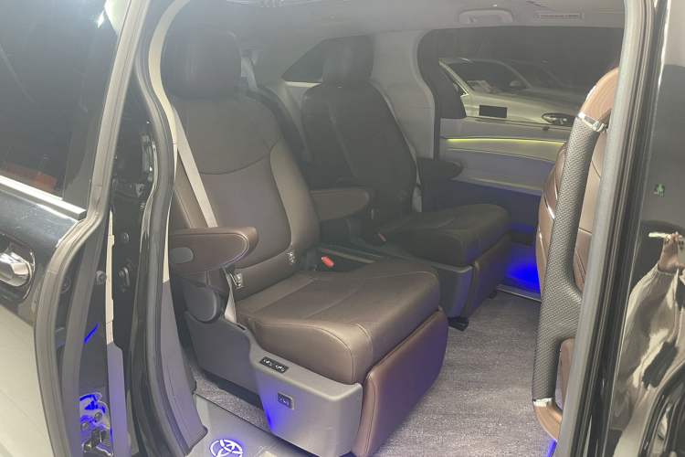 Used Toyota SIENNA 2024 2.5L Hybrid Comfort Edition Interior 8