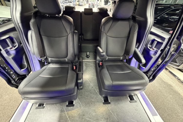Used Toyota SIENNA 2024 2.5L Hybrid Luxury Edition Interior 8