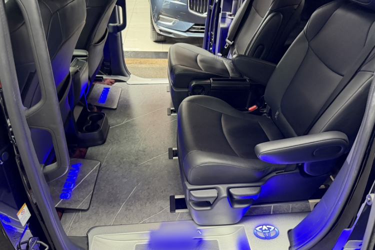 Used Toyota SIENNA 2024 2.5L Hybrid Luxury Edition Interior 9