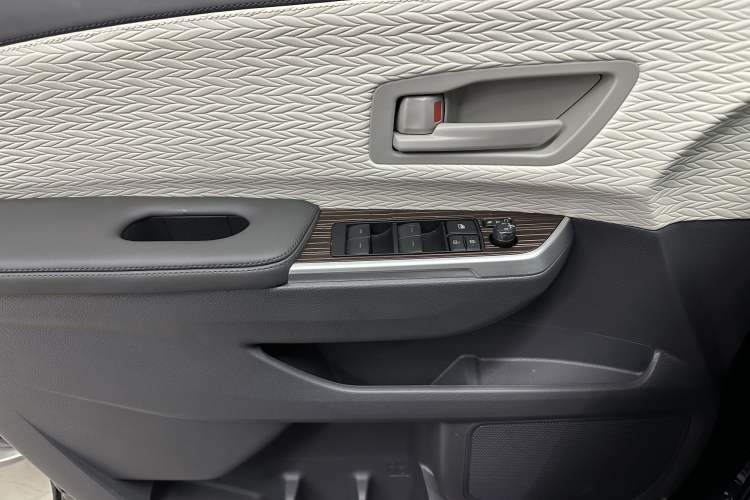 Used Toyota SIENNA 2024 2.5L Hybrid Comfort Edition Interior 9