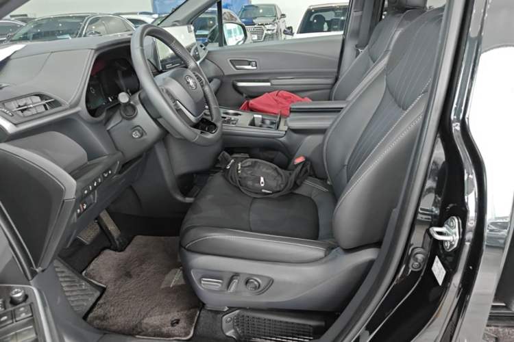 Used Toyota SIENNA 2024 2.5L Hybrid Platinum Edition Left Front Seat