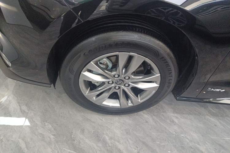 Used Toyota SIENNA 2024 2.5L Hybrid Four-Wheel Drive Prestige Edition Left Front Wheel Hub
