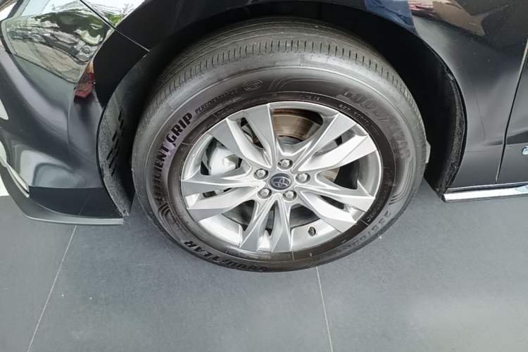 Used Toyota SIENNA 2024 2.5L Hybrid Four-Wheel Drive Prestige Edition Left Front Wheel Hub