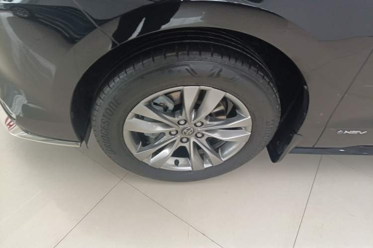 Used Toyota SIENNA 2024 2.5L Hybrid Comfort Edition Left Front Wheel Hub