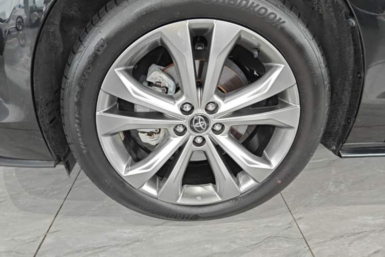 Used Toyota SIENNA 2024 2.5L Hybrid Platinum Edition Left Front Wheel Hub