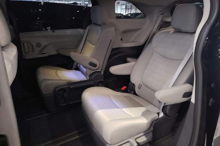 Used Toyota SIENNA 2024 2.5L Hybrid Comfort Edition Left Rear Seat