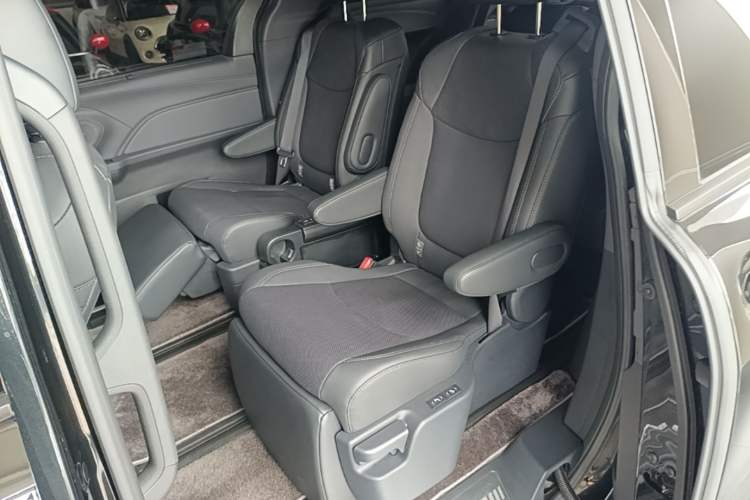 Used Toyota SIENNA 2024 2.5L Hybrid Four-Wheel Drive Prestige Edition Left Rear Seat