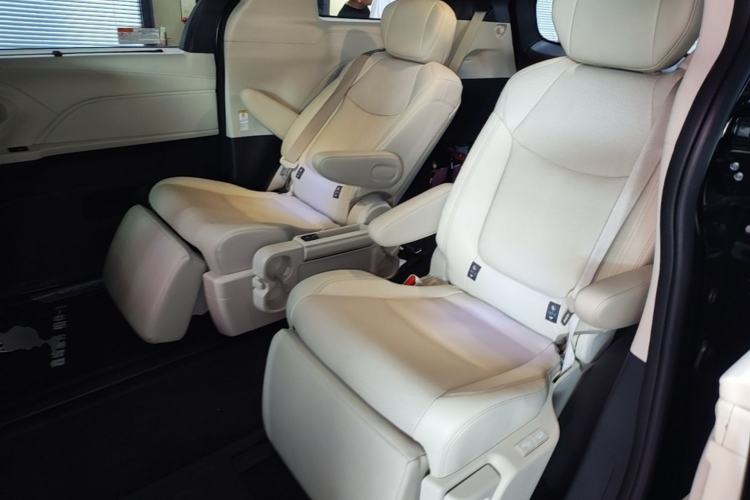 Used Toyota SIENNA 2024 2.5L Hybrid Luxury Edition Left Rear Seat