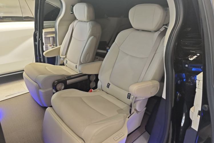 Used Toyota SIENNA 2024 2.5L Hybrid Four-Wheel Drive Prestige Edition Left Rear Seat