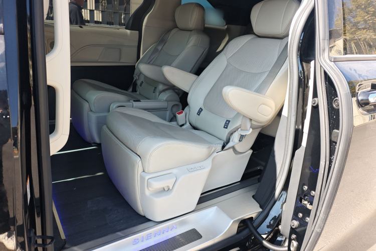 Used Toyota SIENNA 2024 2.5L Hybrid Four-Wheel Drive Prestige Edition Left Rear Seat