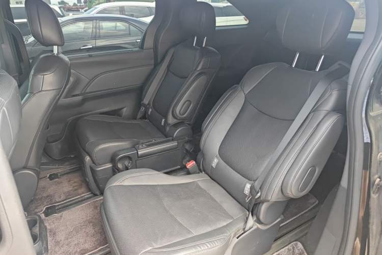 Used Toyota SIENNA 2024 2.5L Hybrid Luxury Edition Left Rear Seat