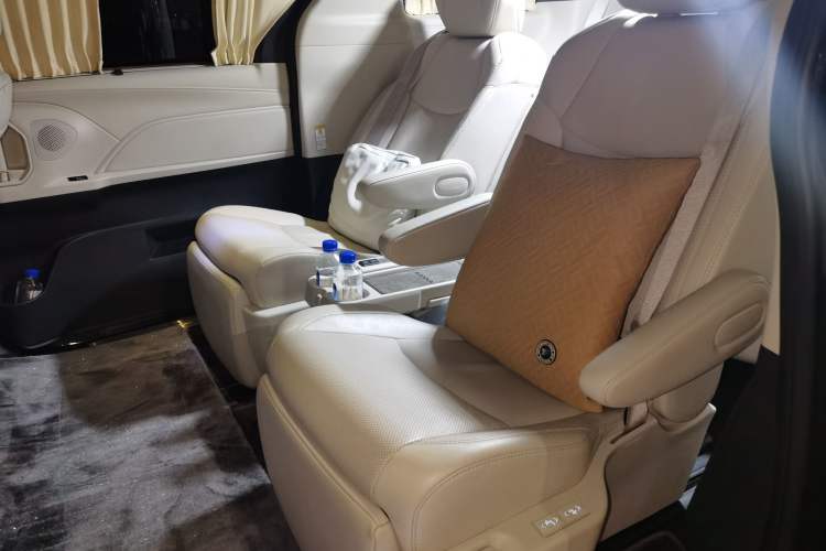 Used Toyota SIENNA 2024 2.5L Hybrid Luxury Edition Left Rear Seat