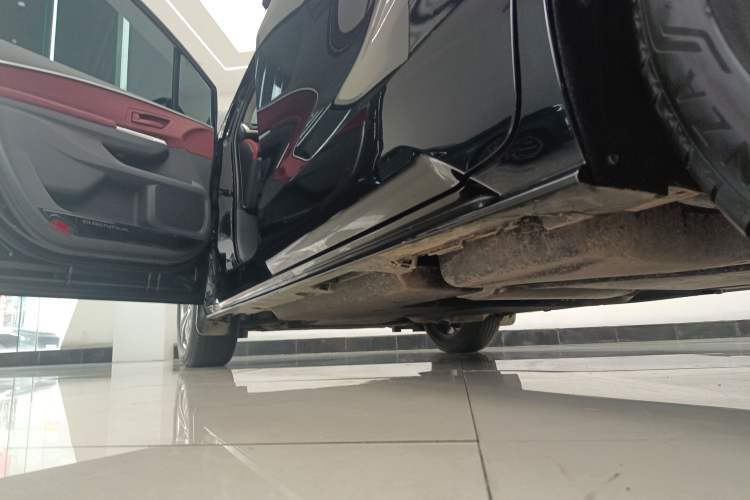 Used Toyota SIENNA 2024 2.5L Hybrid Comfort Edition Left Side Sill