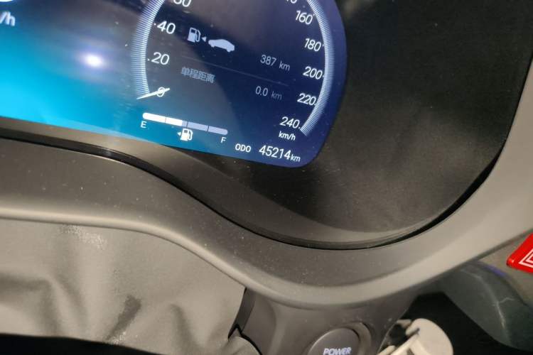 Used Toyota SIENNA 2024 2.5L Hybrid Platinum Edition Odometer Close Up