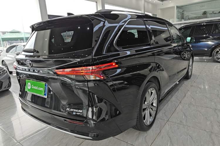 Used Toyota SIENNA 2024 2.5L Hybrid Platinum Edition Rear Right 45 Deg