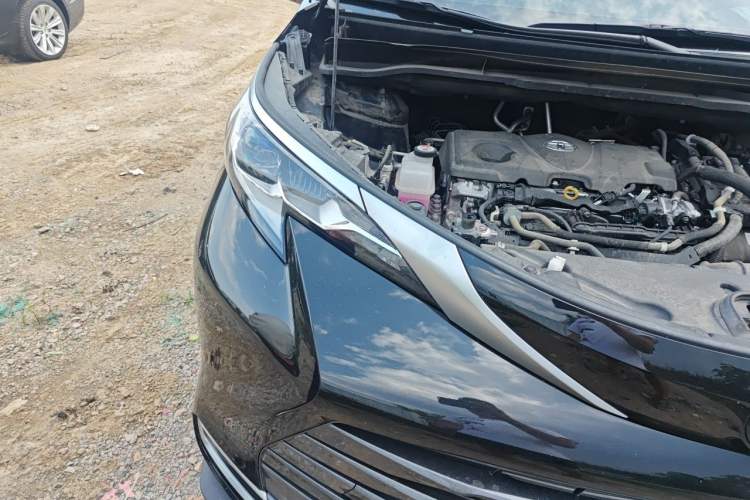 Used Toyota SIENNA 2024 2.5L Hybrid Luxury Edition Right Front Headlight