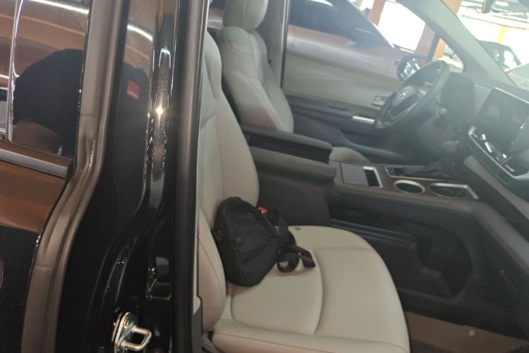 Used Toyota SIENNA 2024 2.5L Hybrid Comfort Edition Right Front Seat