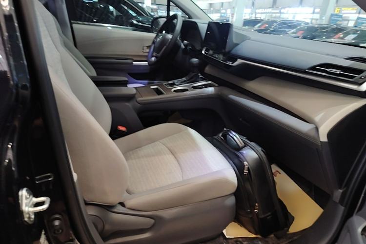 Used Toyota SIENNA 2024 2.5L Hybrid Comfort Edition Right Front Seat