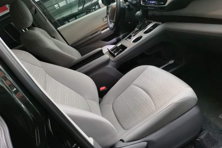 Used Toyota SIENNA 2024 2.5L Hybrid Comfort Edition Right Front Seat