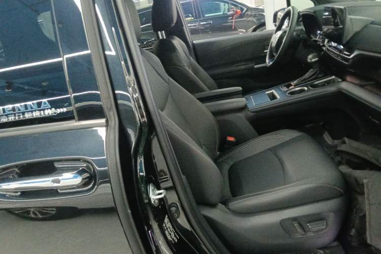Used Toyota SIENNA 2024 2.5L Hybrid Prestige Deluxe Edition Right Front Seat