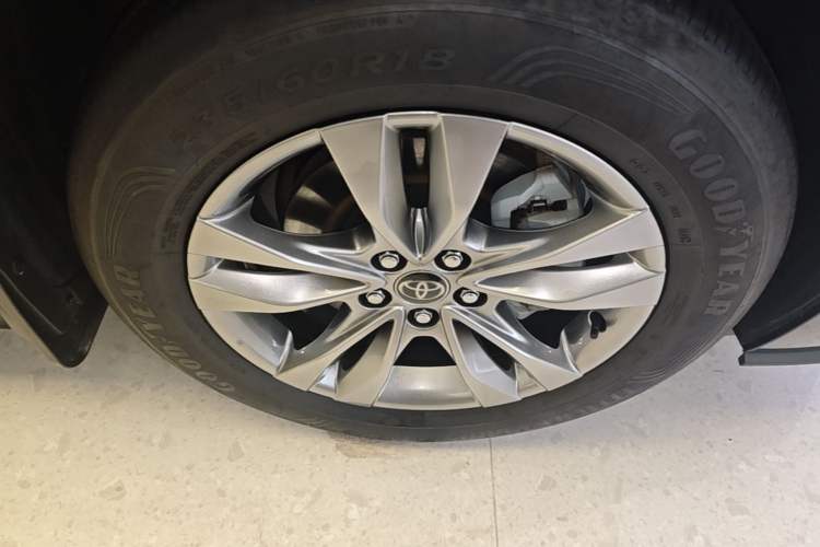 Used Toyota SIENNA 2024 2.5L Hybrid Four-Wheel Drive Prestige Edition Right Front Wheel Hub