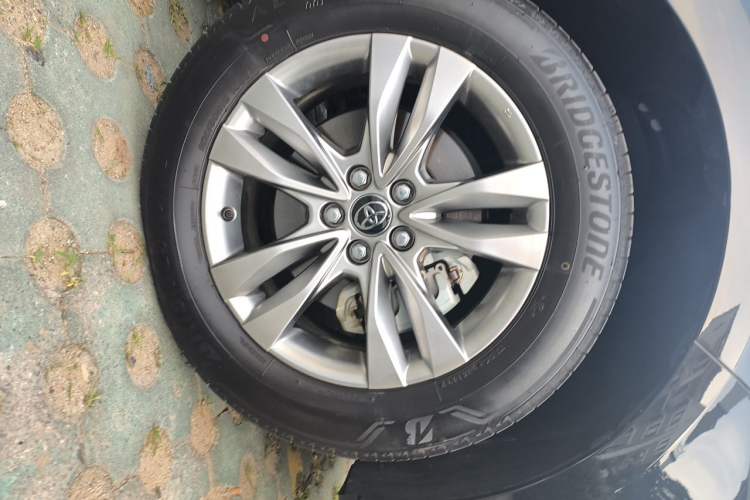 Used Toyota SIENNA 2024 2.5L Hybrid Comfort Edition Right Front Wheel Hub