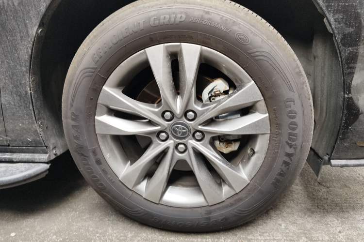 Used Toyota SIENNA 2024 2.5L Hybrid Comfort Edition Right Front Wheel Hub