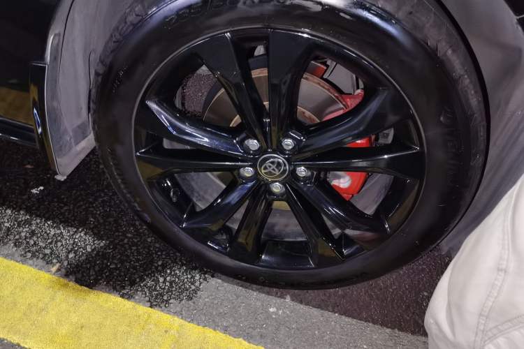 Used Toyota SIENNA 2024 2.5L Hybrid Luxury Edition Right Front Wheel Hub