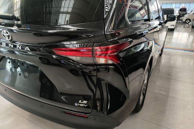 Used Toyota SIENNA 2024 2.5L Hybrid Comfort Edition Right Rear Taillight
