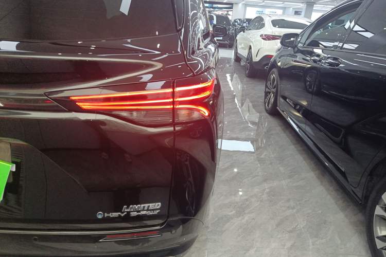 Used Toyota SIENNA 2024 2.5L Hybrid Four-Wheel Drive Prestige Edition Right Rear Taillight