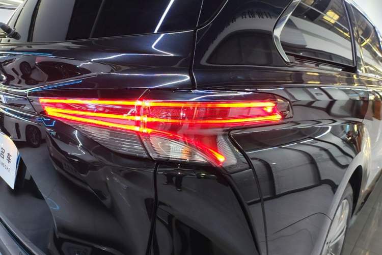 Used Toyota SIENNA 2024 2.5L Hybrid Luxury Edition Right Rear Taillight
