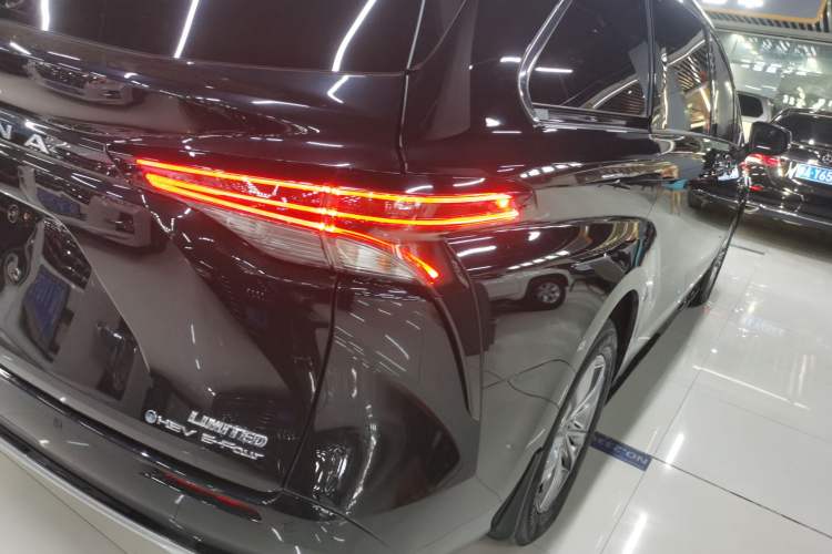 Used Toyota SIENNA 2024 2.5L Hybrid Four-Wheel Drive Prestige Edition Right Rear Taillight