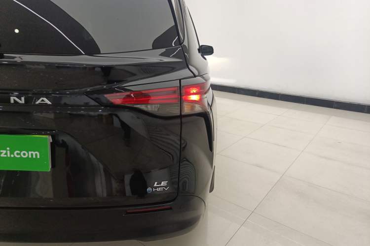 Used Toyota SIENNA 2024 2.5L Hybrid Comfort Edition Right Rear Taillight