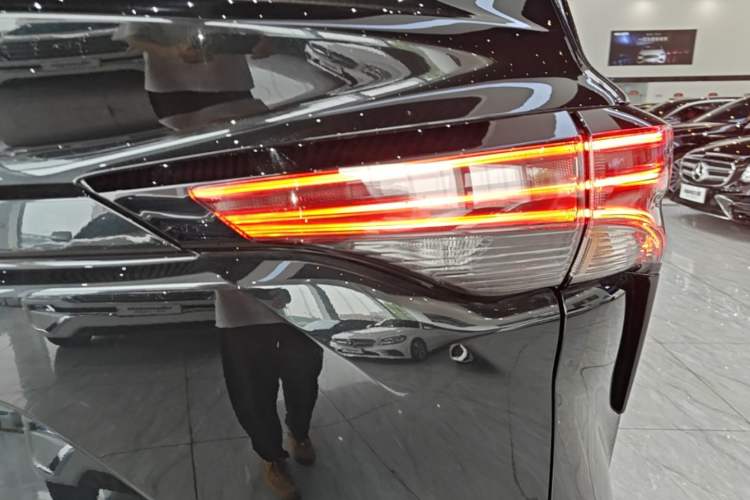 Used Toyota SIENNA 2024 2.5L Hybrid Platinum Edition Right Rear Taillight