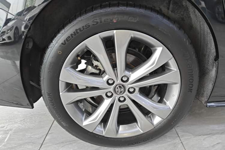 Used Toyota SIENNA 2024 2.5L Hybrid Platinum Edition Right Rear Wheel Hub