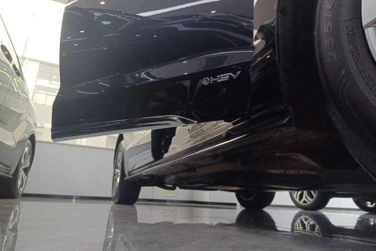 Used Toyota SIENNA 2024 2.5L Hybrid Four-Wheel Drive Prestige Edition Right Side Sill